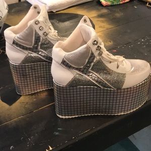 YRU Disco Qozmo Platforms
